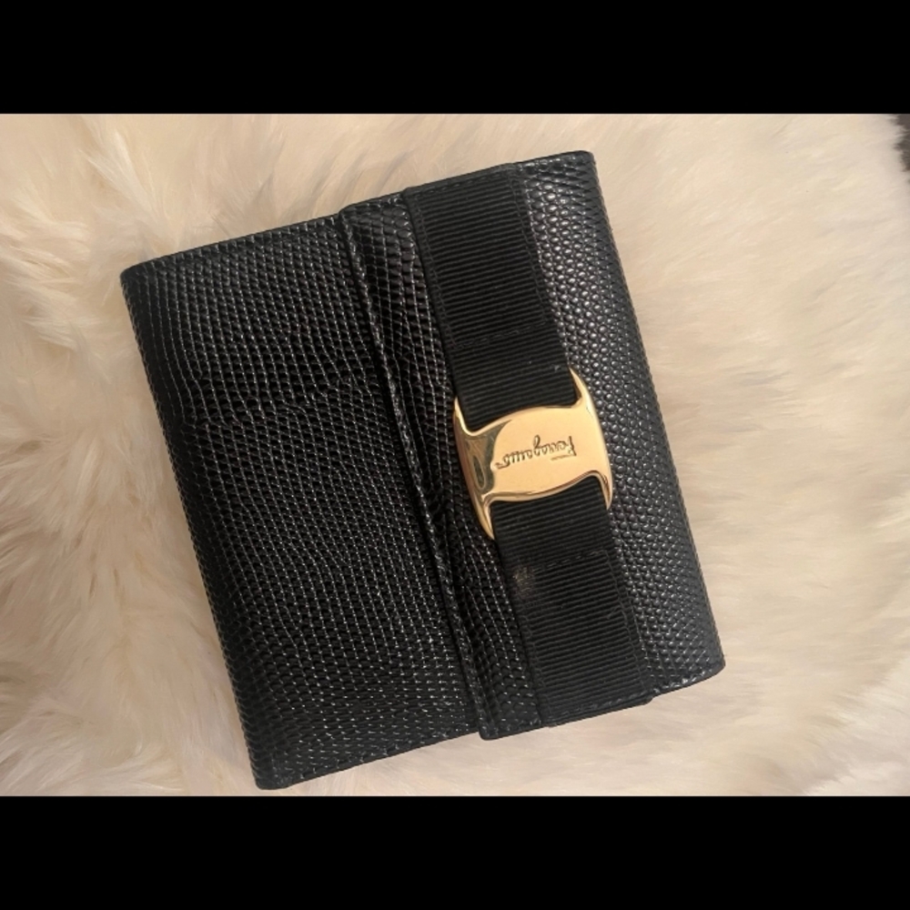 *Authentic* Elegant Salvatore Ferragamo Black Wallet with Gold Accent👌